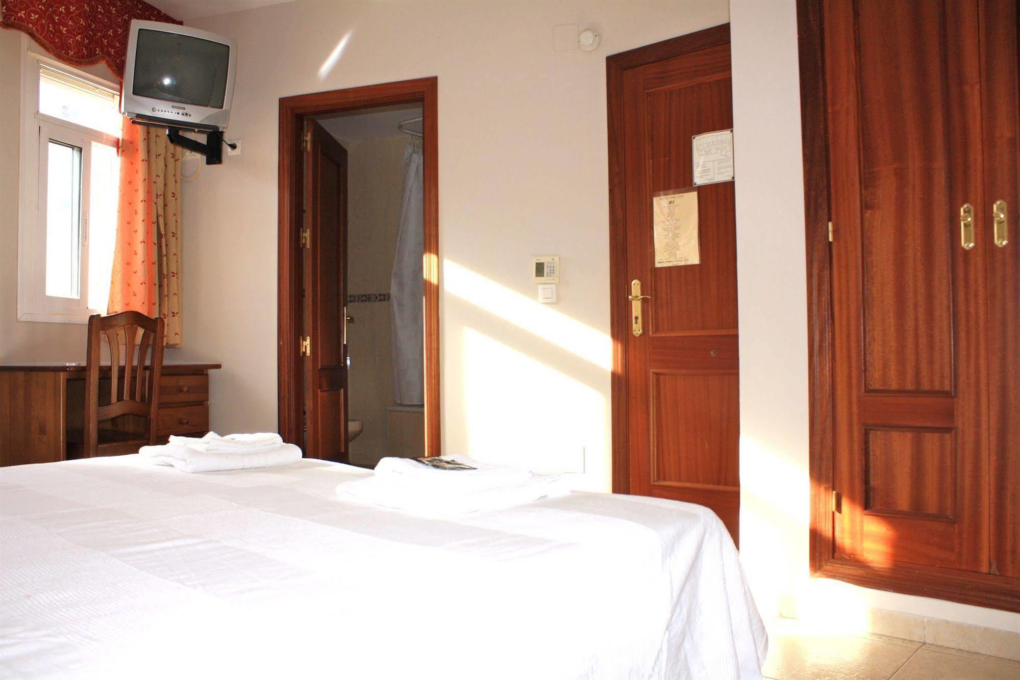 Hostal Carlos 2 La Linea de la Concepcion Luaran gambar